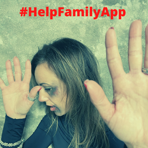 Foto di una donna con il viso pieno di lividi e le mani avanti per proteggersi, e sopra l'hashtag helpfamilyapp